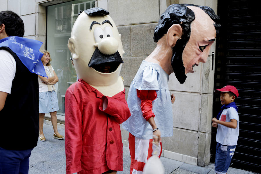 Fotos: Las familias se divierten en el pasacalles de gigantes y cabezudos de la Aste Nagusia
