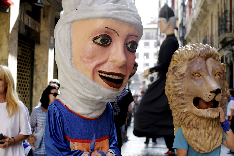 Fotos: Las familias se divierten en el pasacalles de gigantes y cabezudos de la Aste Nagusia