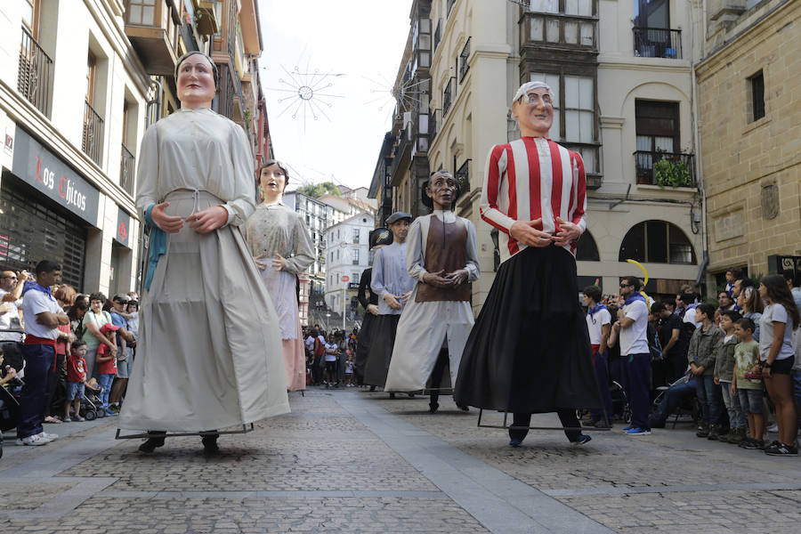 Fotos: Las familias se divierten en el pasacalles de gigantes y cabezudos de la Aste Nagusia