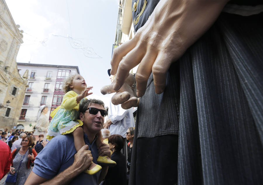 Fotos: Las familias se divierten en el pasacalles de gigantes y cabezudos de la Aste Nagusia