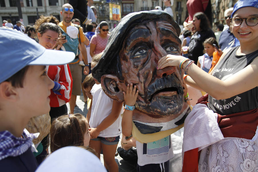 Fotos: Las familias se divierten en el pasacalles de gigantes y cabezudos de la Aste Nagusia