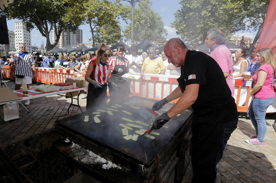 Fotos: Reparto de pintxos este mediodía en el Arenal
