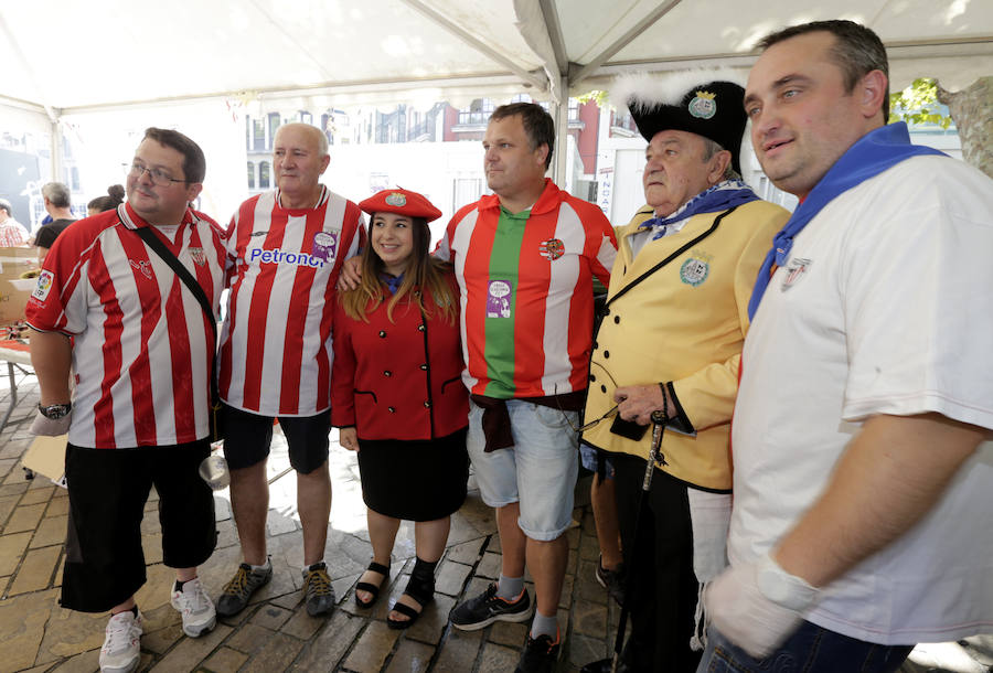 Fotos: Reparto de pintxos este mediodía en el Arenal