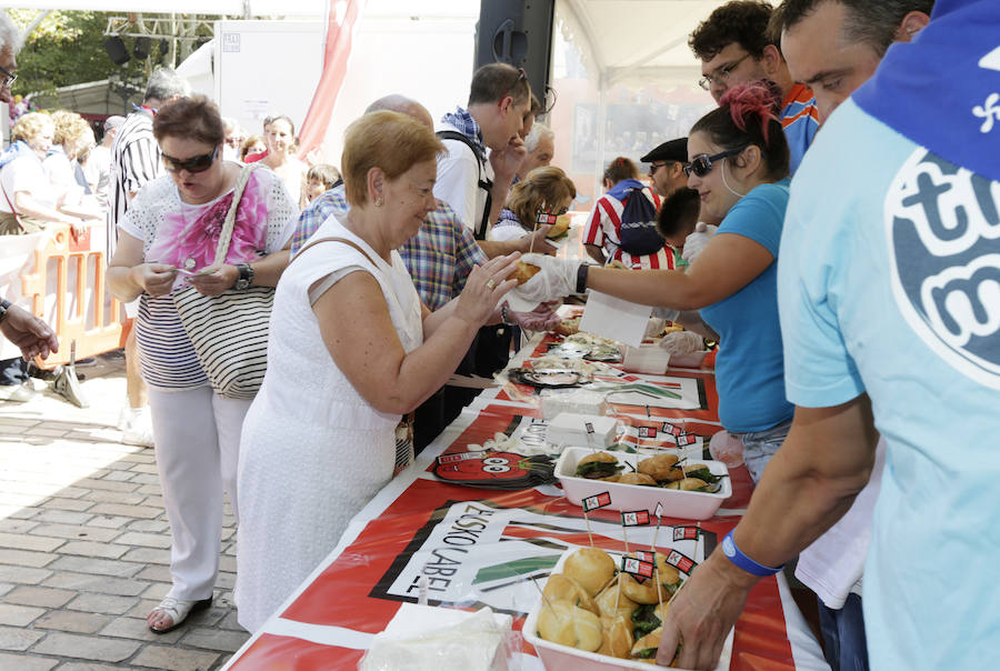 Fotos: Reparto de pintxos este mediodía en el Arenal