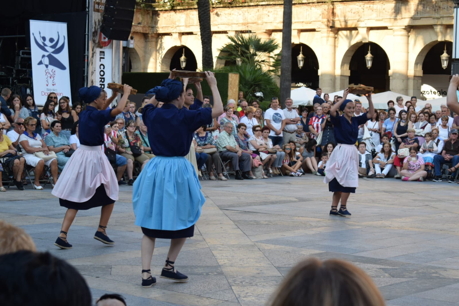 Este lunes de Aste Nagusia el grupo Goialde de Erandio ha bailado danzas vascas en la Plaza Nueva