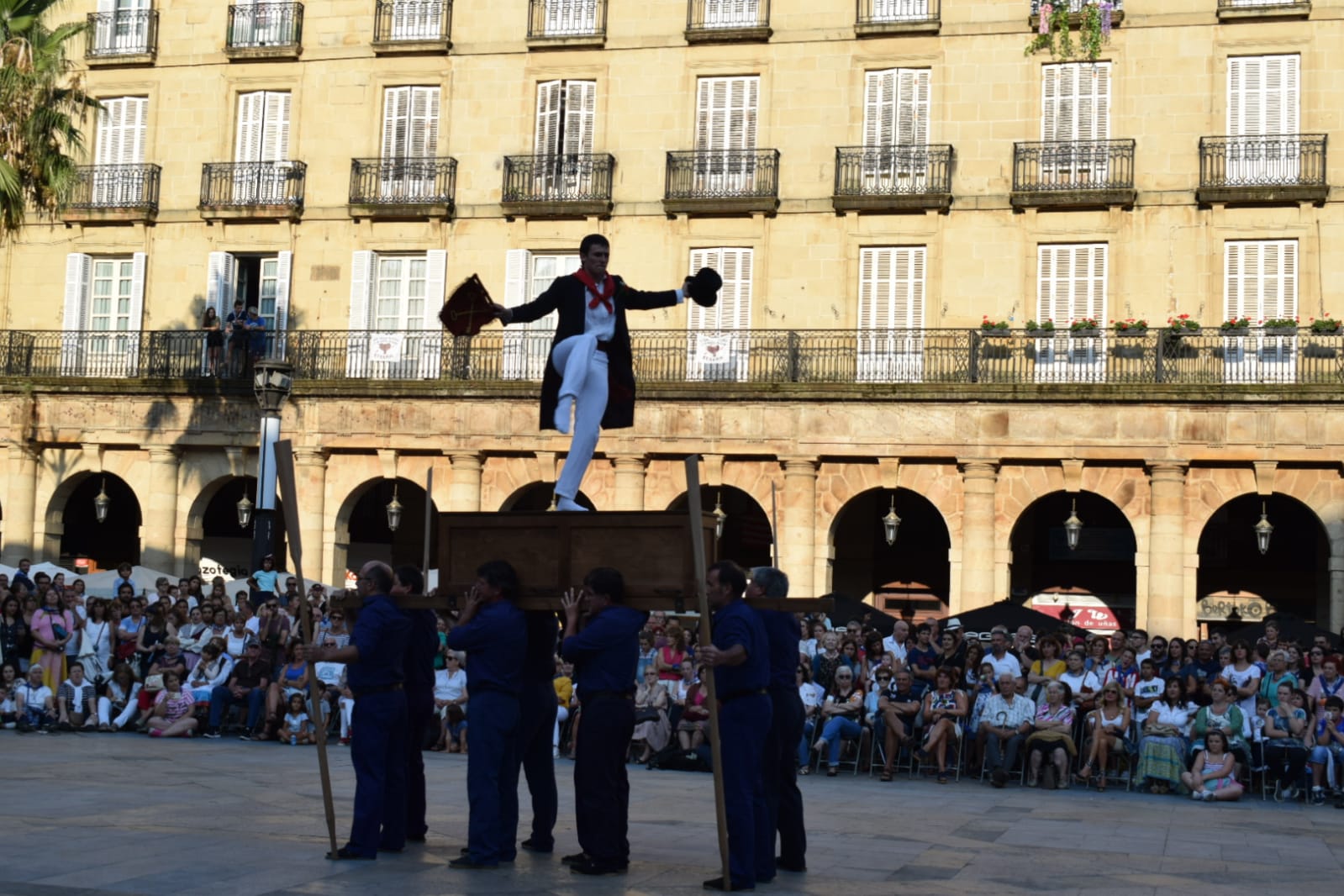 Este lunes de Aste Nagusia el grupo Goialde de Erandio ha bailado danzas vascas en la Plaza Nueva