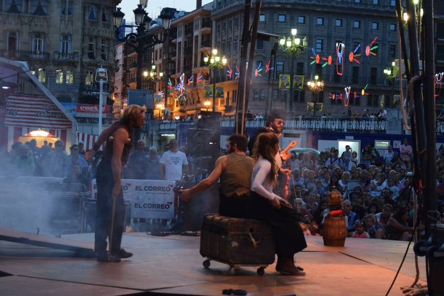 Fotos: Gran ambiente en el teatro callejero de Aste Nagusia