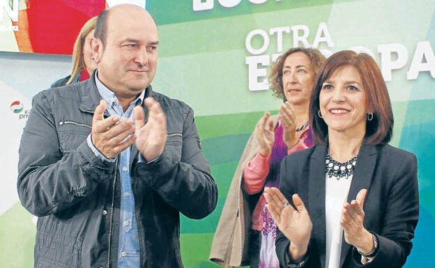 Andoni Ortuzar e Izaskun Bilbao, en un mitin electoral de las europeas de 2014. 