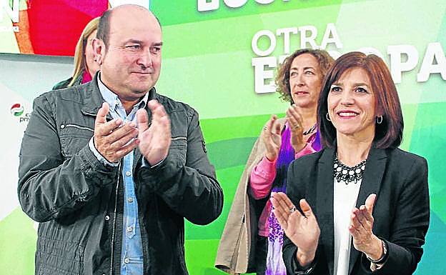 Andoni Ortuzar e Izaskun Bilbao, en un mitin electoral de las europeas de 2014. 
