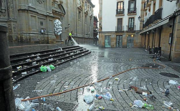 Un operario municipal limpia las calles en las que ha transcurrido la Semana Grande. 