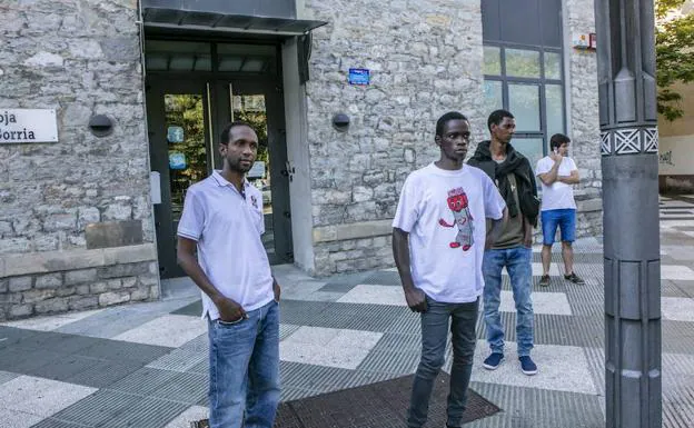 Migrantes, en un centro de Cruz Roja, en Vitoria.