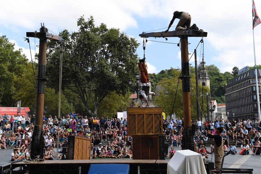 Este martes de Aste Nagusia el teatro de calle ha vuelto a triunfar entre los bilbaínos
