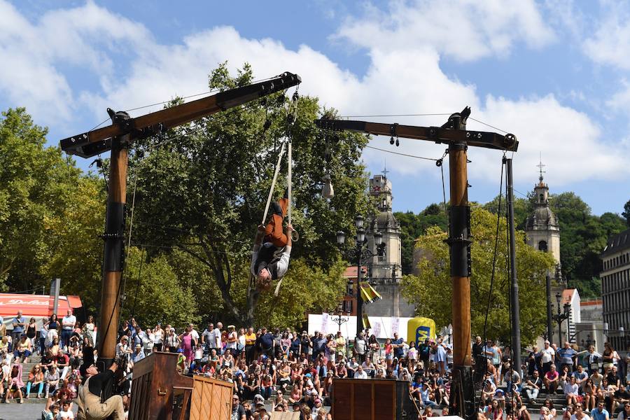 Este martes de Aste Nagusia el teatro de calle ha vuelto a triunfar entre los bilbaínos