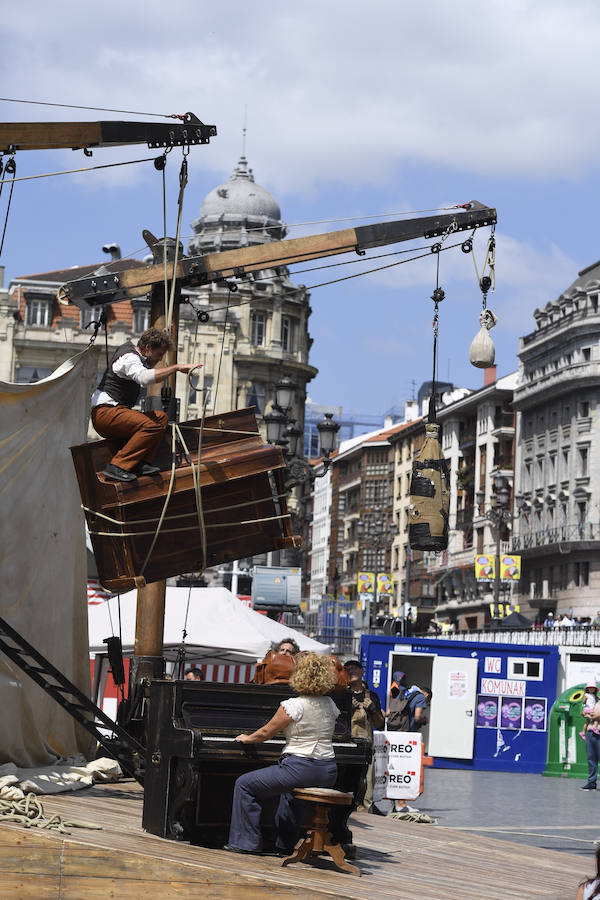 Este martes de Aste Nagusia el teatro de calle ha vuelto a triunfar entre los bilbaínos