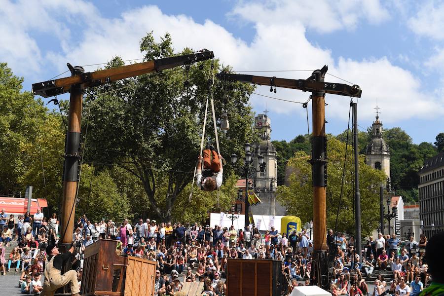Este martes de Aste Nagusia el teatro de calle ha vuelto a triunfar entre los bilbaínos