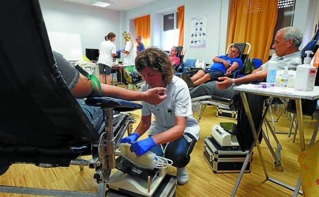 Donación. La segunda planta del ambulatorio acoge la unidad móvil de donación de sangre en Eibar.