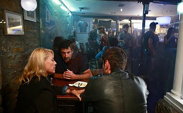 Imagen principal - Daniel Calparsoro prepara una escena en el bar Deportivo Alavés junto a Belén Rueda y Javier Rey. Álex Monner, a las órdenes de Mazkiaran, asistente de dirección. Calparsoro revisa una de las tomas en las que participaron ayer por la tarde Manolo Solo y Álex Brendemühl.