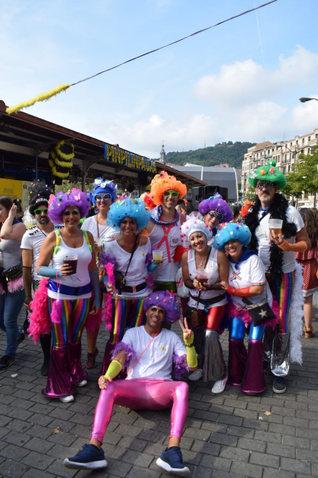 Desde las 18 horas decenas de personas se han acercado a la txosna de La Pinpi. Desde allí, realizarán un travesti-poteo por diversas calles de Abando (Villarías, Berastegi, Ledesma)