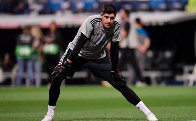 Thibaut Courtois, calentando el pasado domingo antes del partido ante el Getafe. 