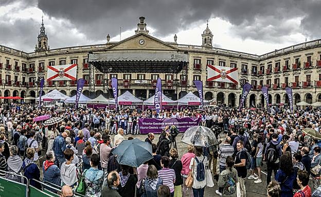 Concentración delante del Ayuntamiento tras una agresión en fiestas de La Blanca.