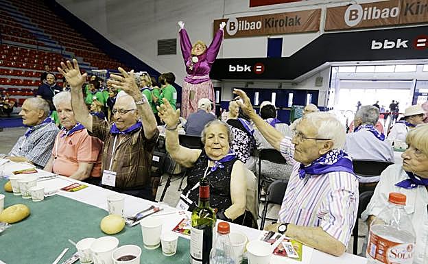 Algunos de los participantes en la comida del 'Día de los Mayores'. 