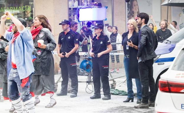 El rodaje de 'El silencio de la ciudad blanca', del realizador Daniel Calparsoro, recrea diferentes estampas vitorianas con Belén Rueda y Javier Rey.