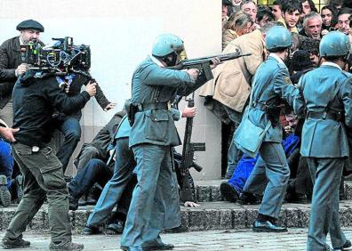 Imagen secundaria 1 - Un grupo de figurantes aguarda su turno durante el rodaje de 'Handia' en el Casco Viejo.'Vitoria. 3 de marzo' se encuentra en fase de postproducción. El alavés Paul Urkijo trabajó los efectos especiales de 'Errementari' en el gran croma de Miñano.