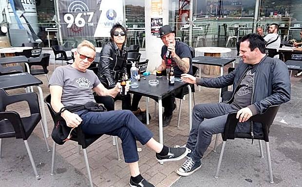 A la mañana, en la terraza del bar del Museo. 