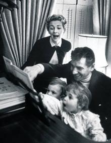Imagen secundaria 2 - Bernstein, en su apartamento en 1947. | Con su esposa Felicia y sus hijos Alexander y Jamie.