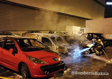 Imagen secundaria 1 - Arden cuatro coches estacionados en la parte trasera del Megapark