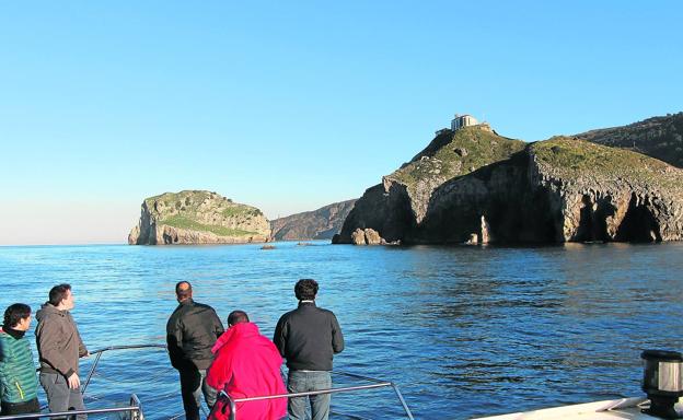 Los islotes de Gaztelugatxe y Aketxe, al fondo, se ofrecen a la vista de los excursionistas.