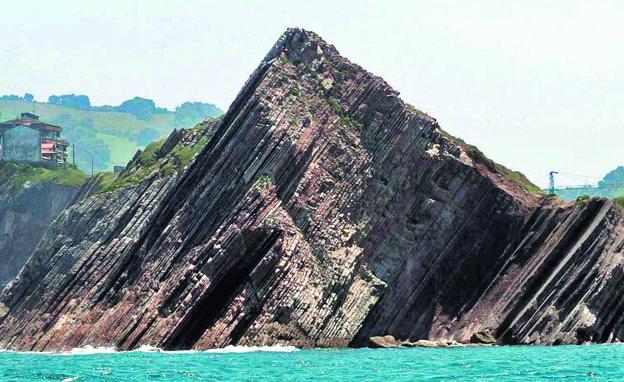 Singulares formas del acantilado entre Zumaia y Deba. 