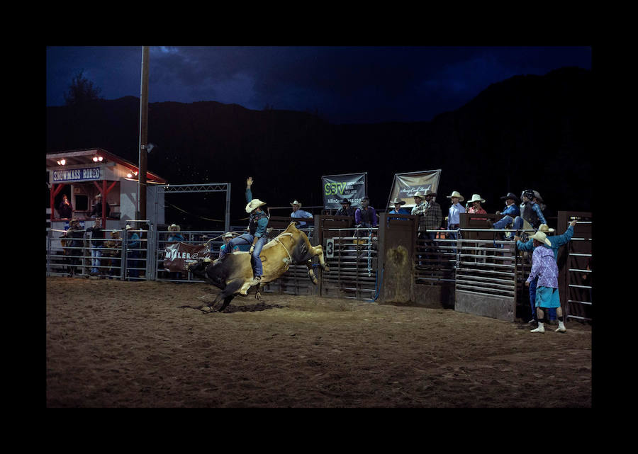 Un vaquero monta un caballo salvaje en el Snowmass Rodeo el 22 de agosto de 2018, en Snowmass, Colorado. - El rodeo de Snowmass está en su 45 ° año, lo que lo convierte en uno de los rodeos de más larga duración en Colorado. 