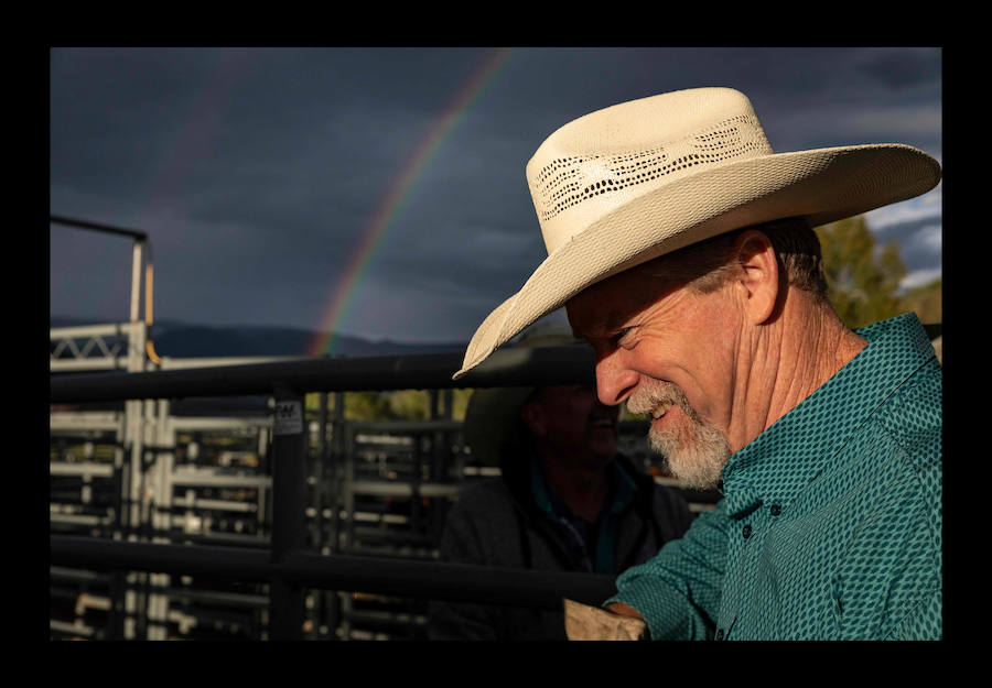 Un vaquero monta un caballo salvaje en el Snowmass Rodeo el 22 de agosto de 2018, en Snowmass, Colorado. - El rodeo de Snowmass está en su 45 ° año, lo que lo convierte en uno de los rodeos de más larga duración en Colorado. 