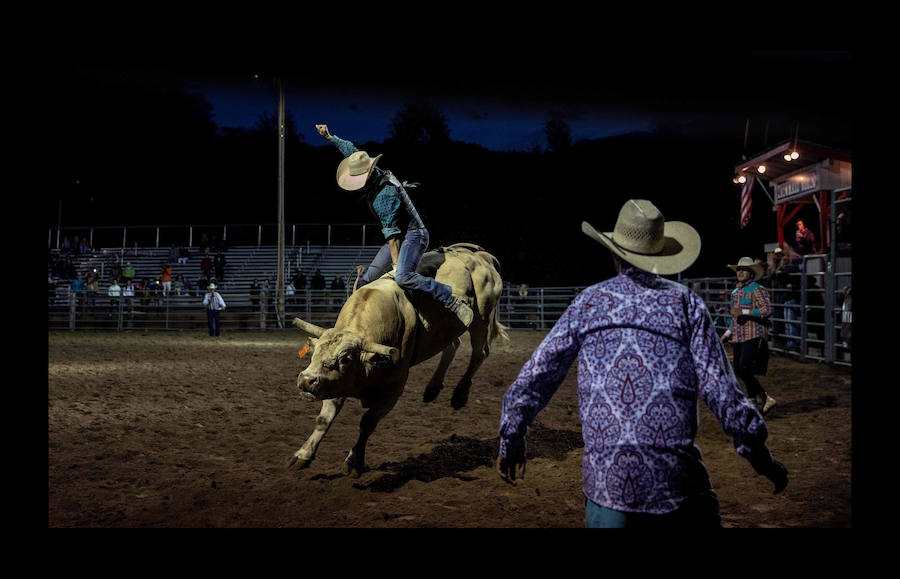 Un vaquero monta un caballo salvaje en el Snowmass Rodeo el 22 de agosto de 2018, en Snowmass, Colorado. - El rodeo de Snowmass está en su 45 ° año, lo que lo convierte en uno de los rodeos de más larga duración en Colorado. 