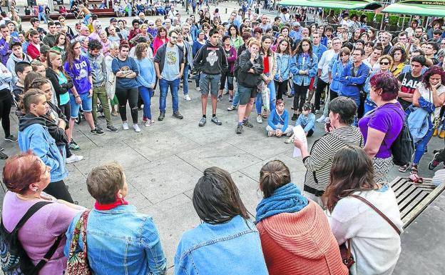 Concentración convocada por el Movimiento Feminista y Lumagorri ayer por la tarde en la VIrgen Blanca.