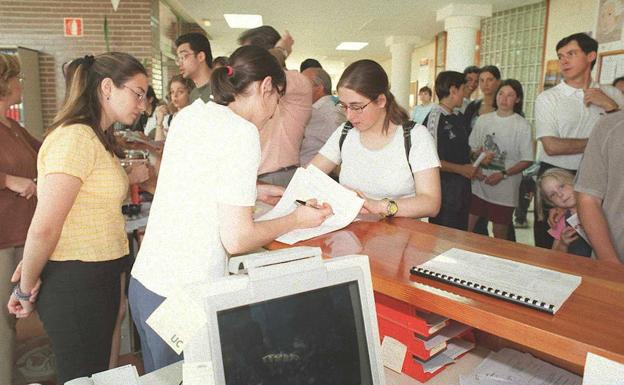 Varios alumnos se matriculan en una universidad. 