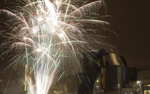 El espectáculo piromusical deslumbró con una explosión de color en la ría