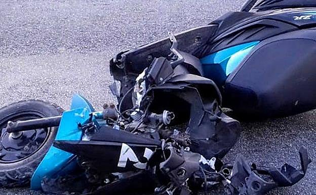 Estado en el que quedó la motocicleta en la que viajaba la pareja,.