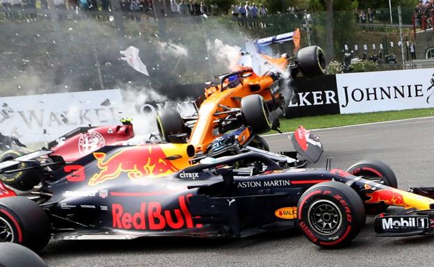 El McLaren de Alonso vuela sobre el Sauber de Leclerc. 