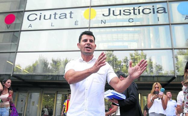 Javier Sánchez, ante los juzgados de Valencia donde ha planteado su demanda de paternidad.