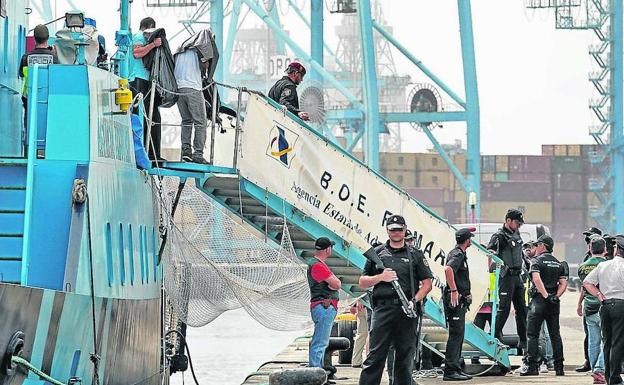 Desembarco en Las Palmas de Gran Canaria de la tripulación del 'Titán III', vigilados por la Policía.