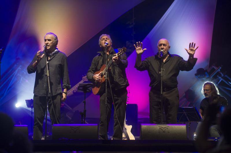 Gontzal Mendibil, Gorka Knörr y Urko, en la Plaza Nueva.