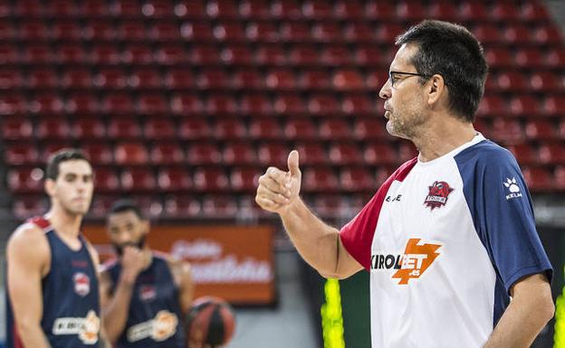 Pedro Martínez dirige a sus jugadores en uno de los primeros días de pretemporada.