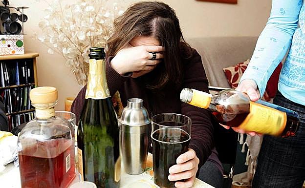 Jóvenes, de botellón.