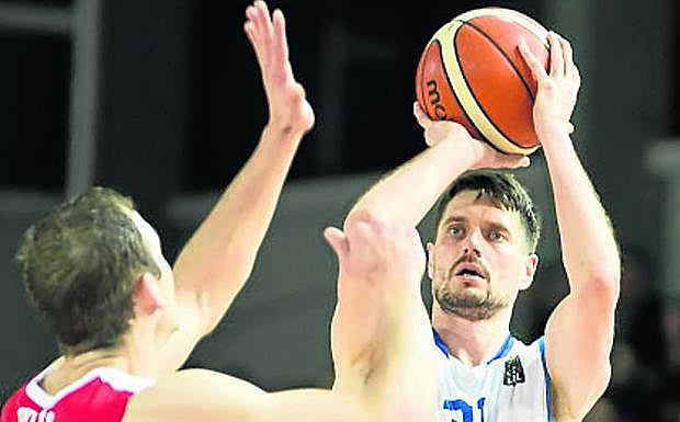 Sinica lanza a canasta con el Vytautas. 