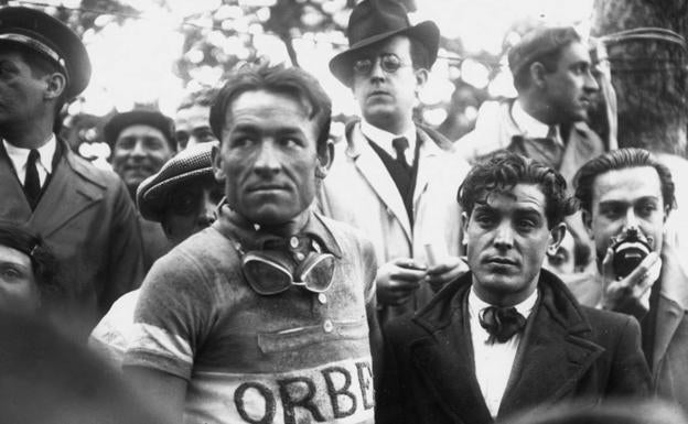 Mariano Cañardo, en una de las salidas de la Vuelta de 1935, con el maillot de Orbea.