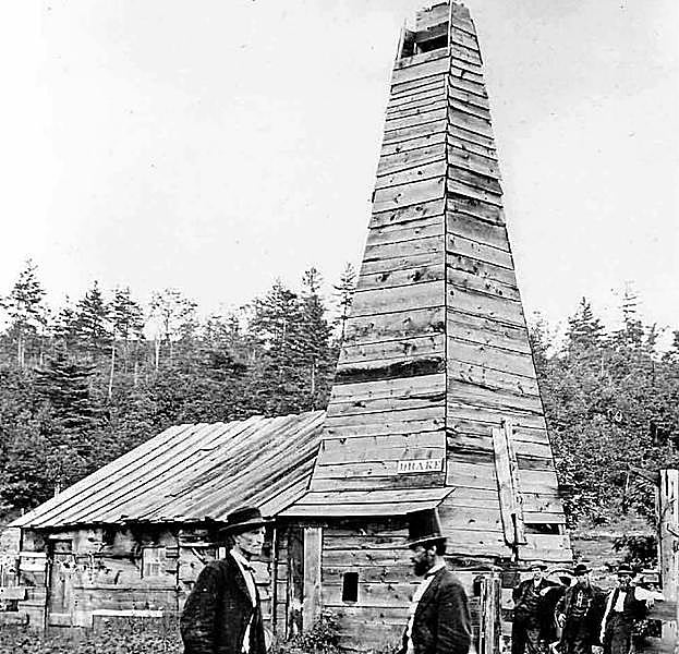 Perseverante. Drake, a la derecha, camina junto a la torre de 10 metros de altura a través de la cual perforó el suelo. 
