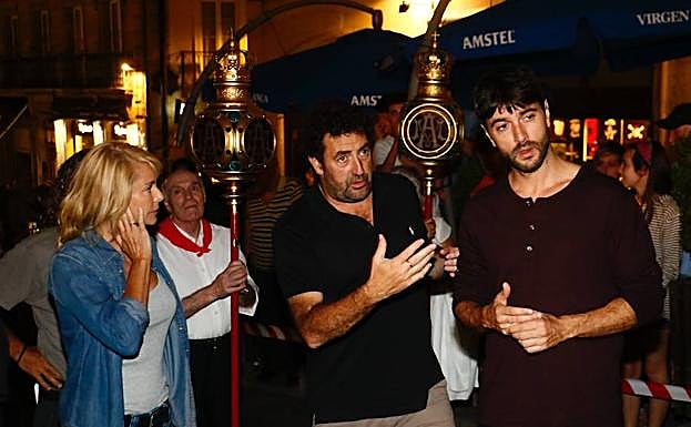 Danierl Calparsoro da instrucciones a Belén Rueda y Javier Rey durante la grabación.