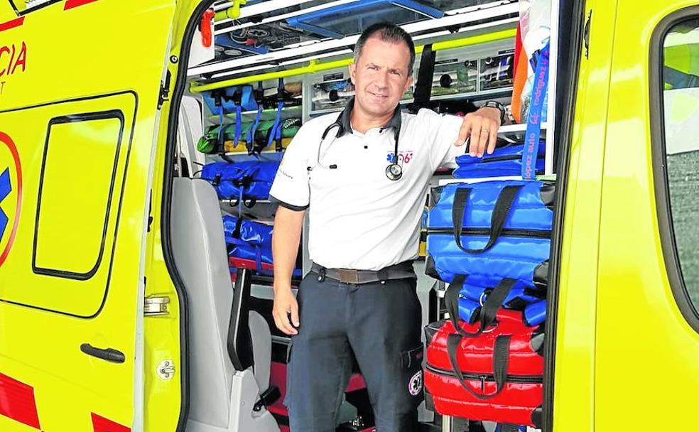 De guardia. Íñigo Morán, en el vehículo del 061 listo para atender urgencias.